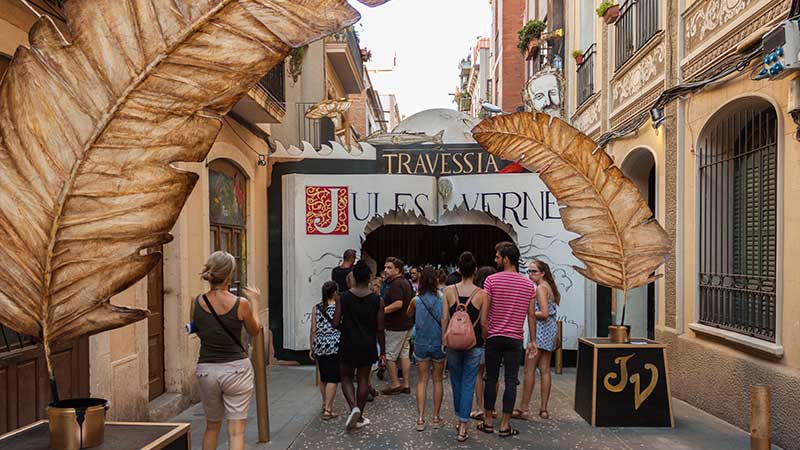 Empezamos por Travessera de Sant Antoni homenajeando a Verne