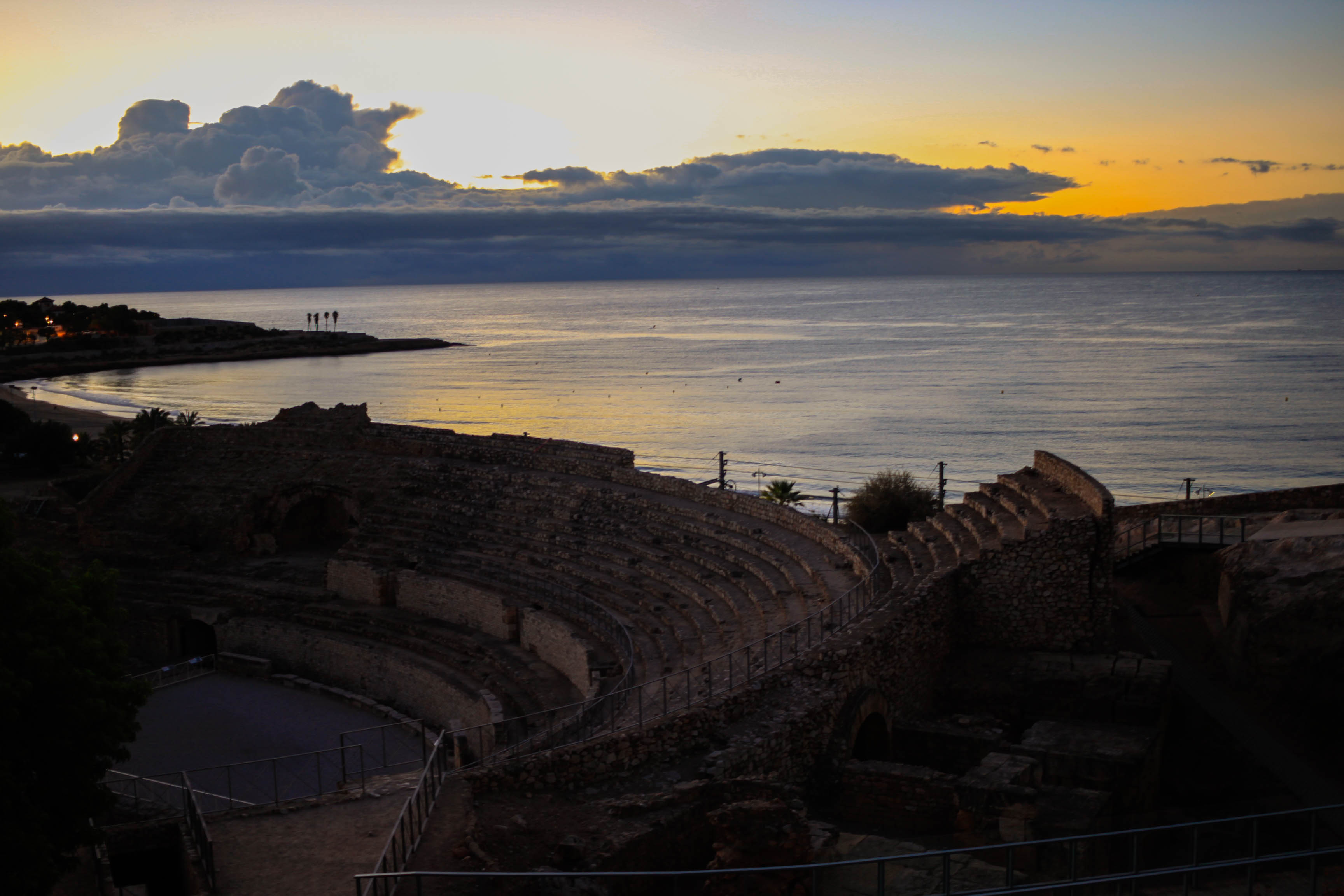 Vistas de Tarragona y su anfiteatro al amanecer