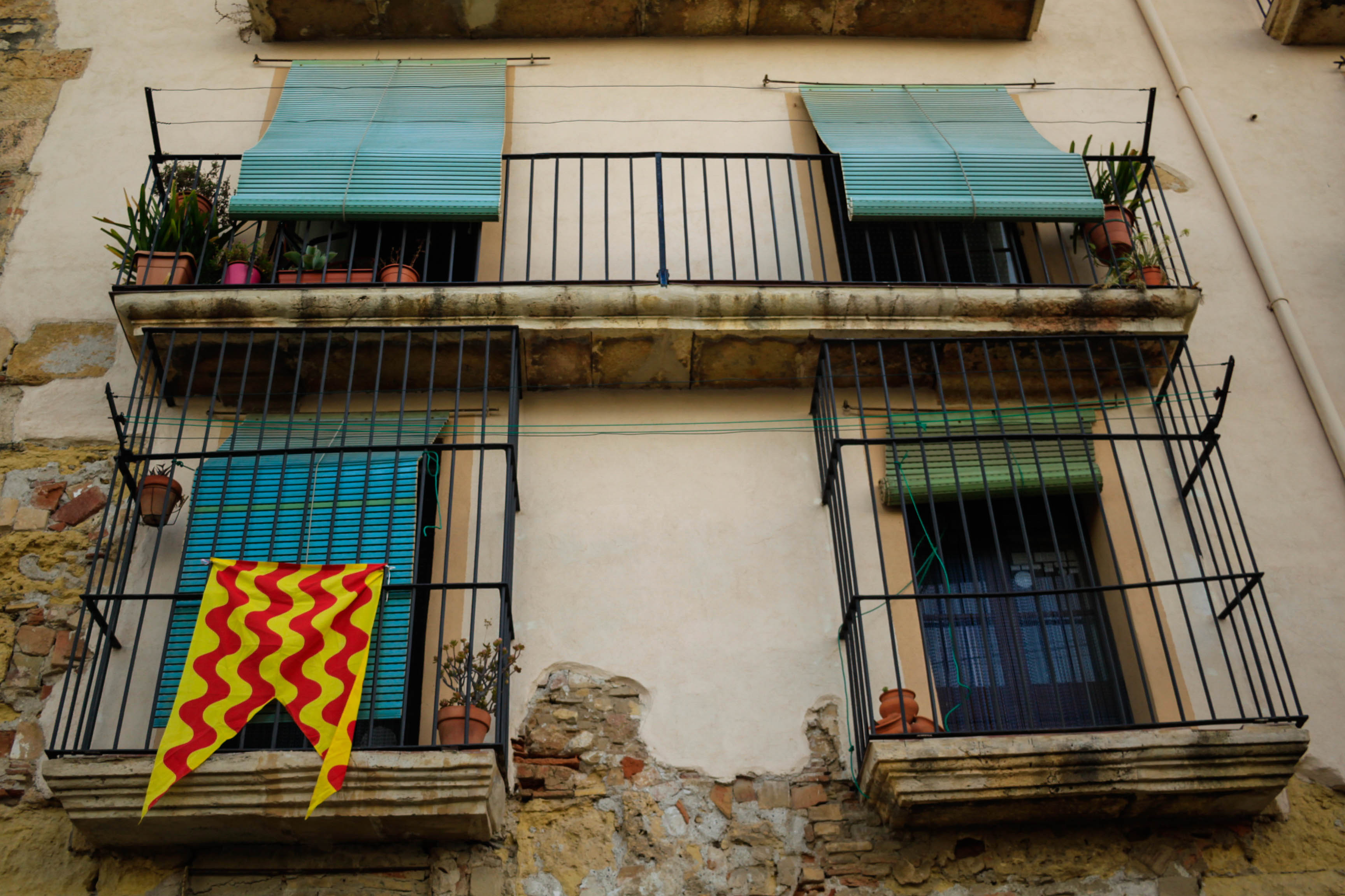 Detalle de fachadas y bandera de Tarragona
