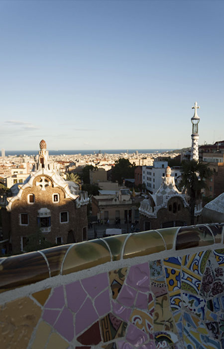 Bancos a base de trozos de cerámica en el Parque Güell