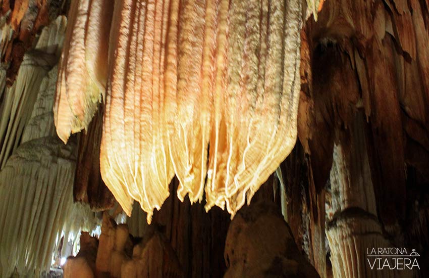 Interior de las Cuevas del Águila